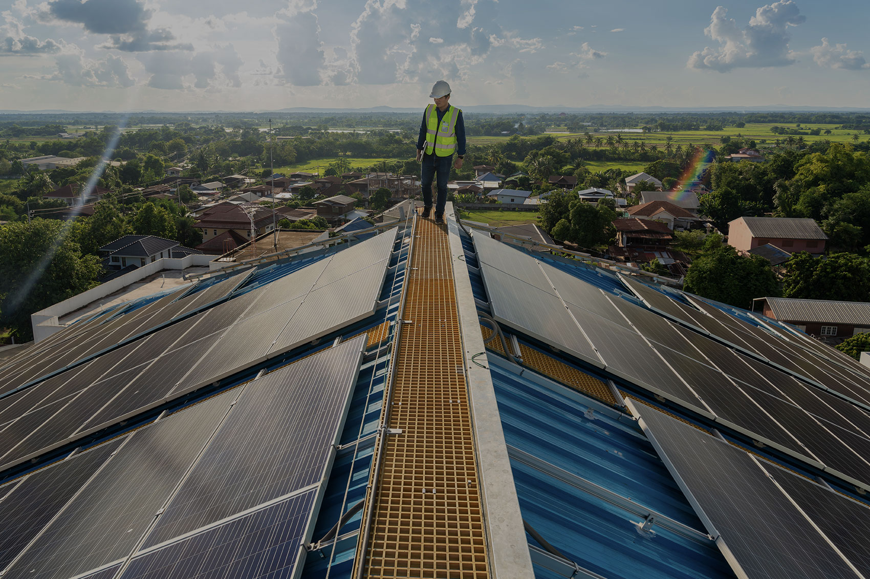 homme sur un toit avec des panneaux photovoltaiques