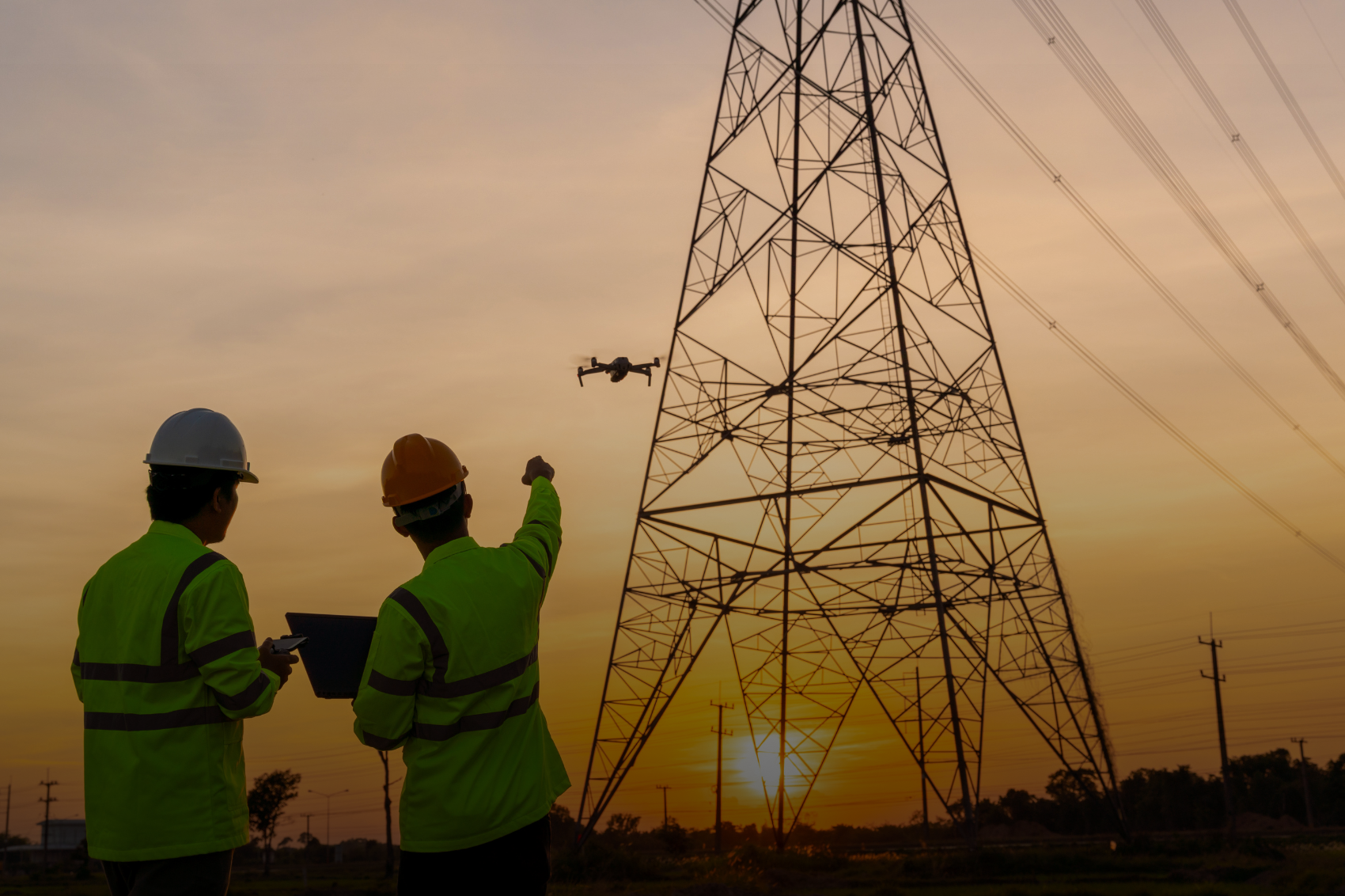 Des techniciens surveillent des lignes haute tension à l'aide d'un drone.