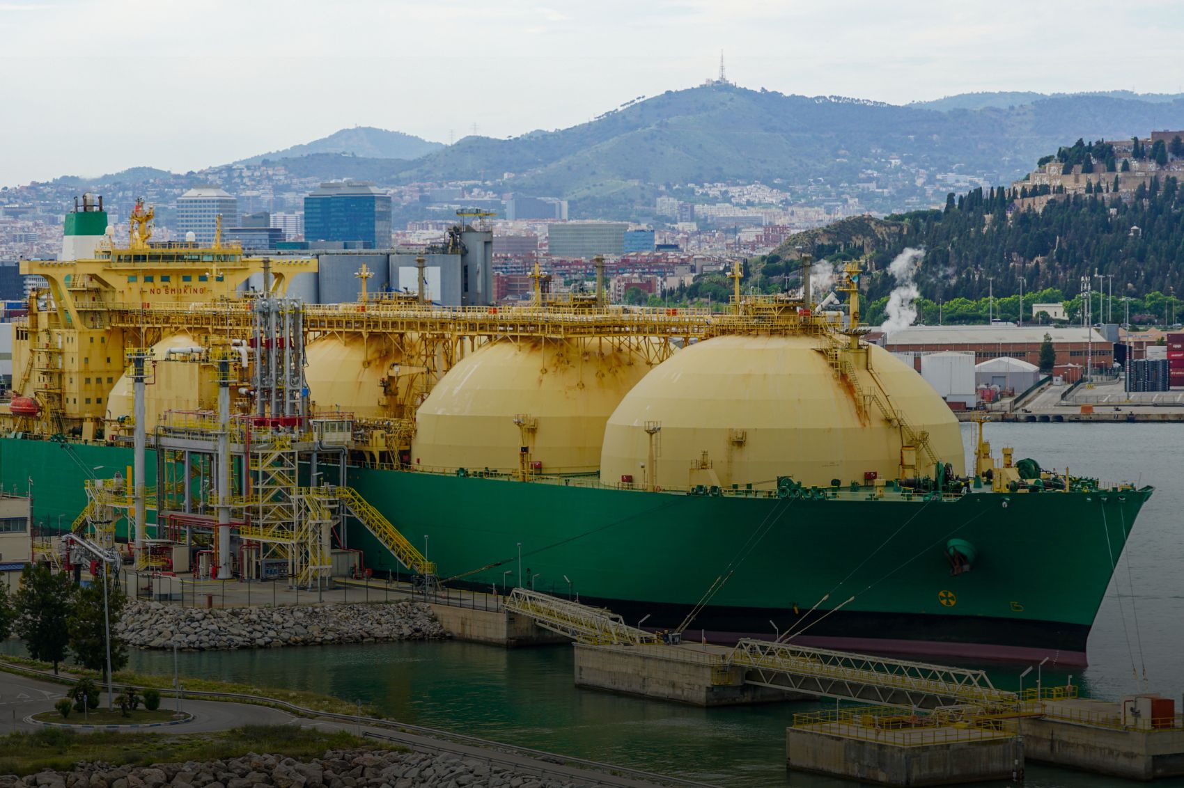 Navire transportant du gaz naturel liquéfié (GNL) au port de Barcelone