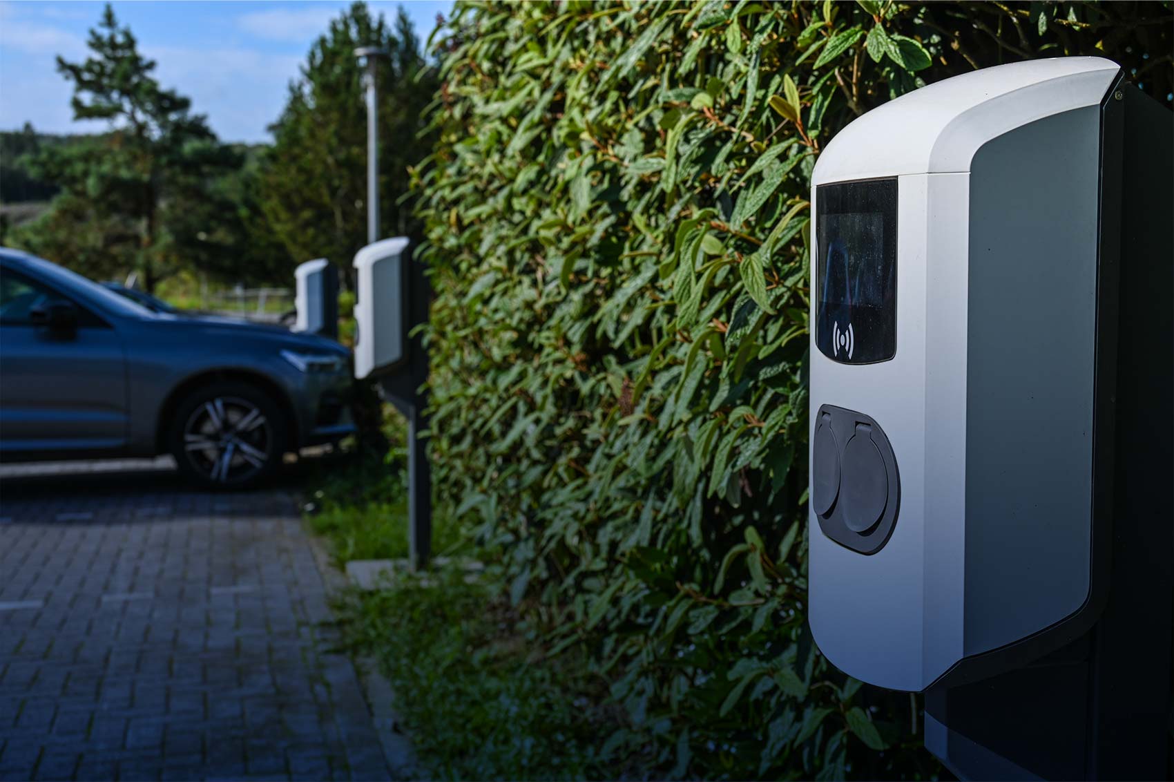 Borne de recharge pour véhicule électrique sur un parking