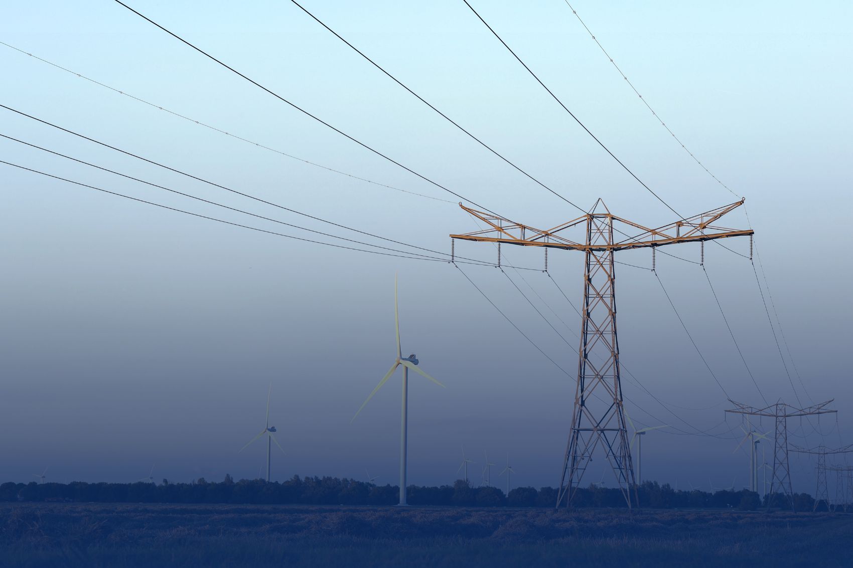 Lignes à haute tension installées à proximité d'un parc éolien