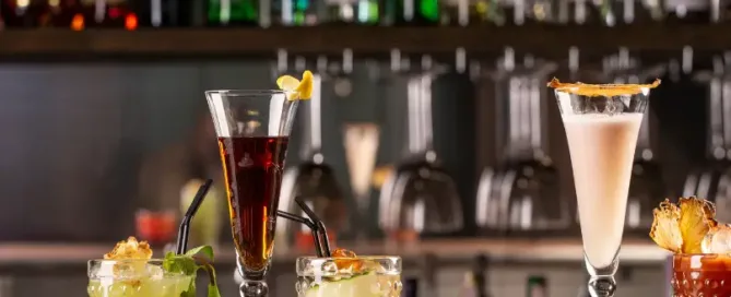 Présentations de cocktails dans un bar