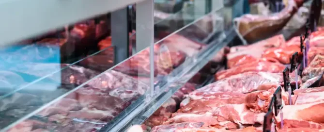 Viande fraîche exposée dans la vitrine d'une boucherie traditionnelle