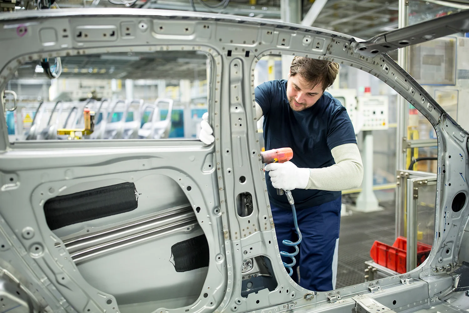 homme travaillant dans l'industrie automobile