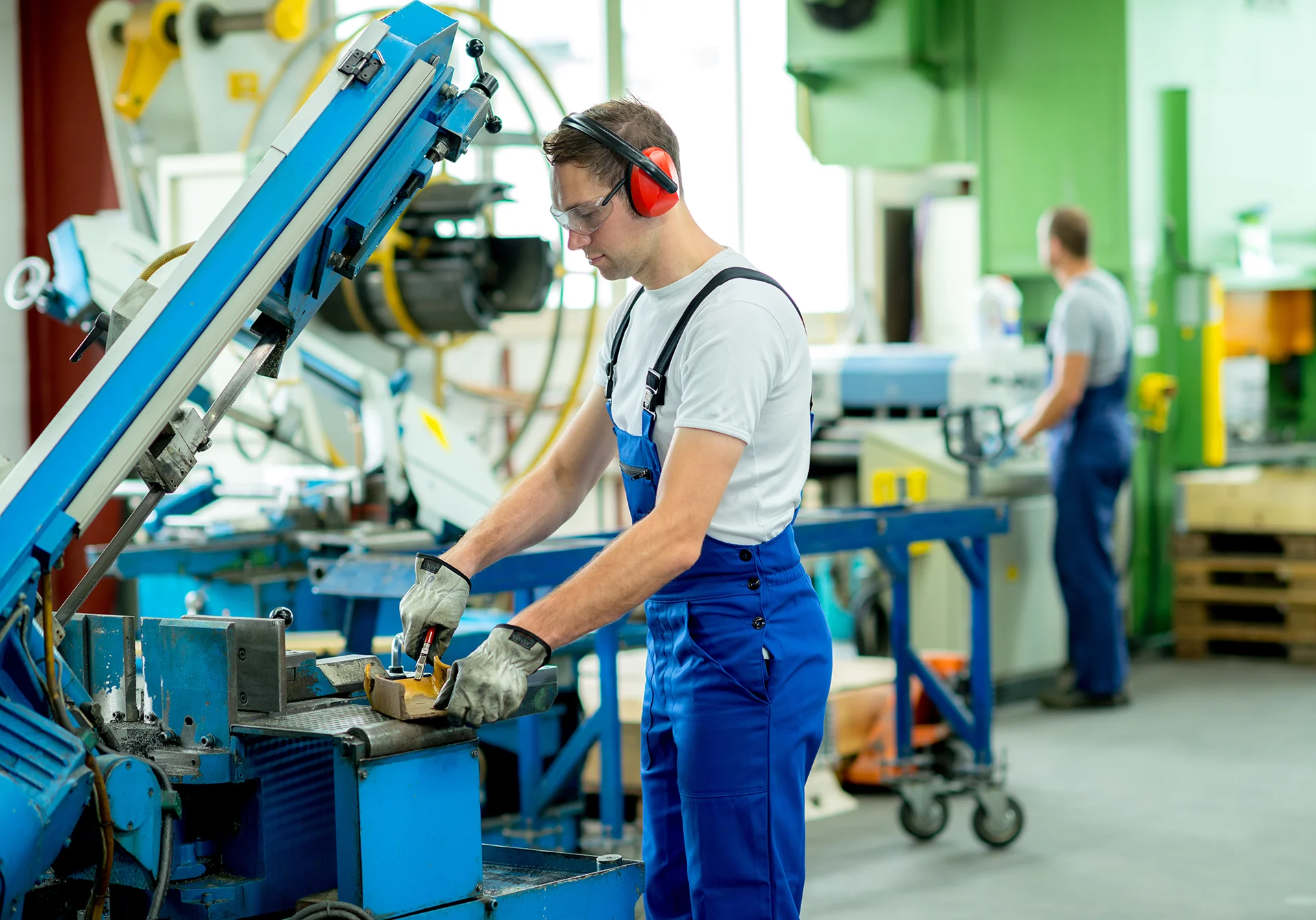 Homme travaillant dans une usine