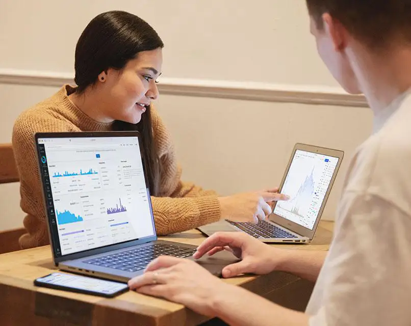 Femme experte conseillant sur les solutions énergétiques