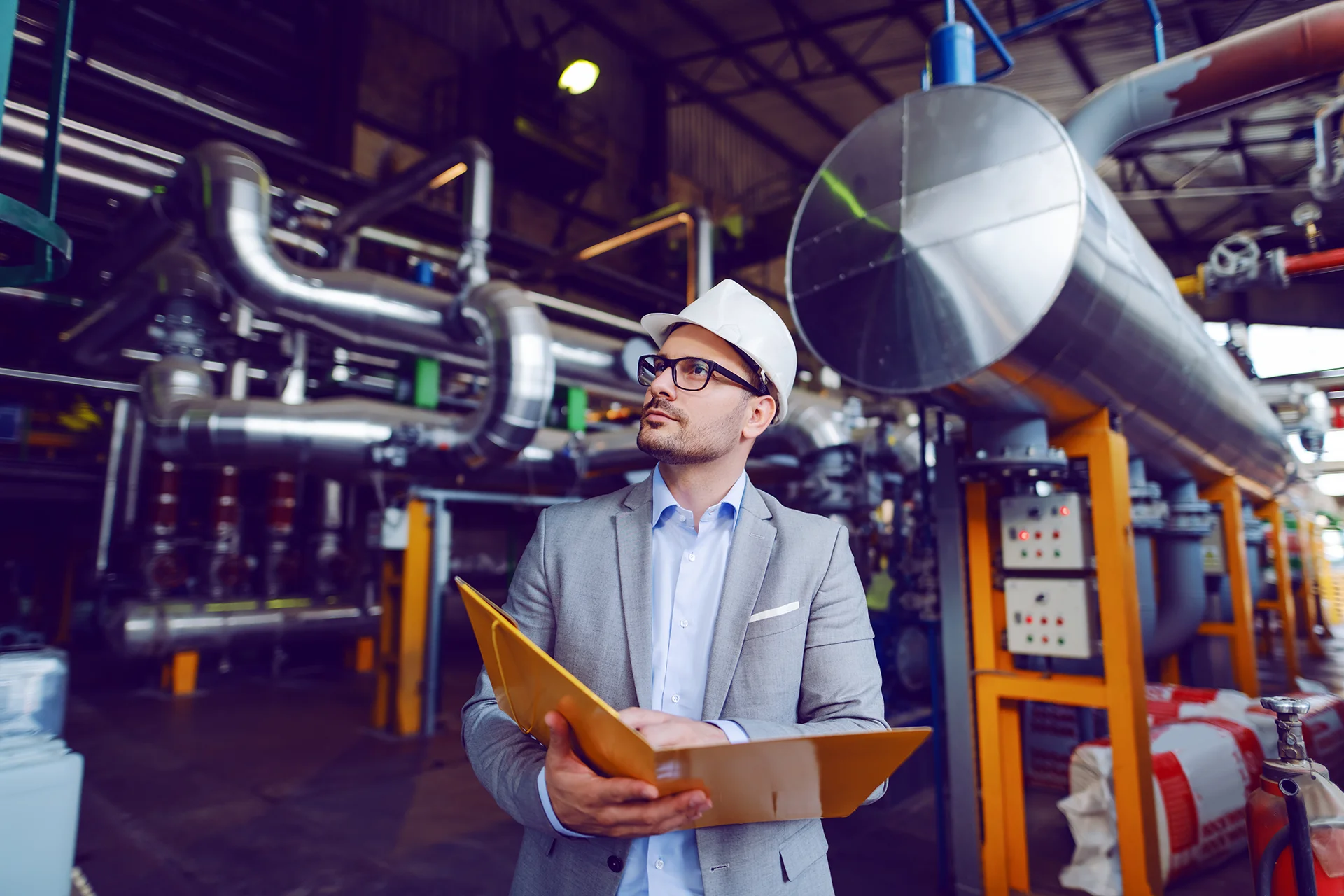 Homme réalisant un audit énergétique professionnel