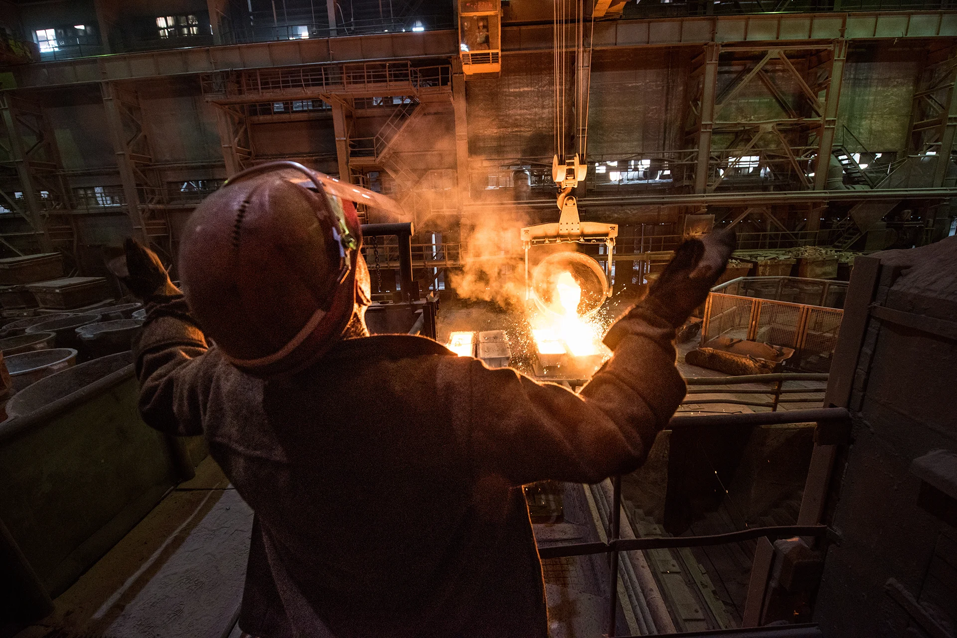 Homme travaillant dans l'industrie sidérurgique