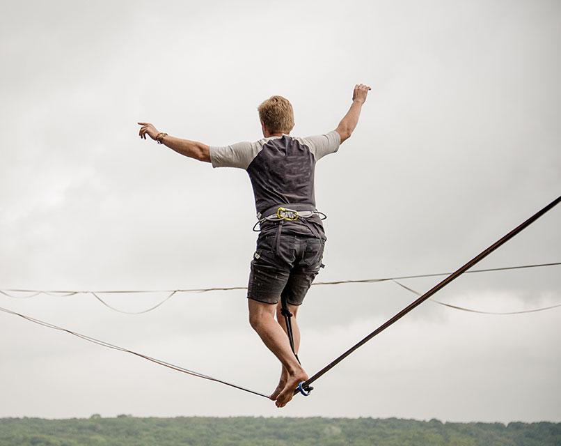 équilibriste sur slack line